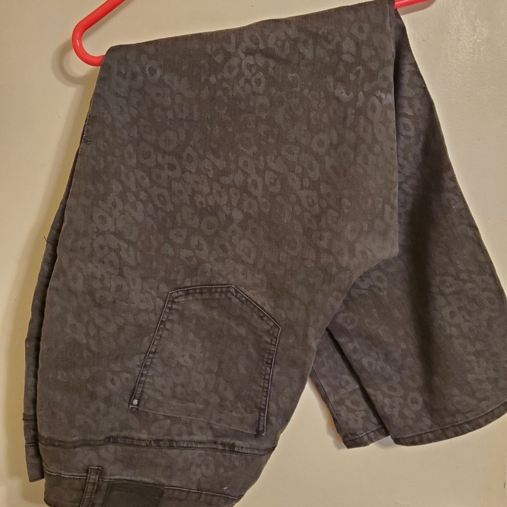 DKNY size 24 mid rise animal print jeans